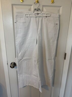 Women’s White Wide-Leg Flare Jeans